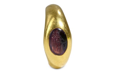 Lot 88 - A RING WITH ROMAN INTAGLIO Circa 2nd - 3rd...