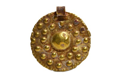 Lot 61 - A PHOENICIAN GOLD PENDANT Circa 1st Millennium...