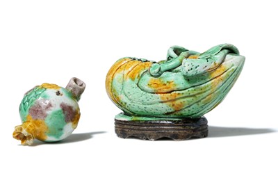 Lot 467 - A CHINESE SANCAI 'LOTUS LEAF' BRUSH WASHER AND...