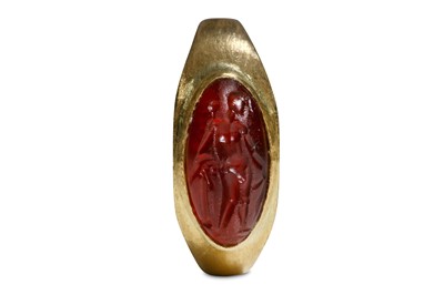 Lot 89 - A RING WITH ROMAN INTAGLIO Circa 2nd - 3rd...