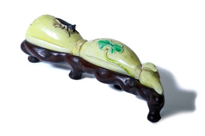 Lot 469 - A CHINESE FAMILLE VERTE 'LOTUS POD' BRUSH REST....