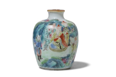 Lot 275 - A CHINESE FAMILLE ROSE FIGURATIVE SNUFF BOTTLE....