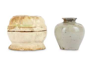 Lot 192 - A CHINESE MINIATURE JAR AND BOX AND COVER. The...
