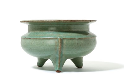 Lot 70 - A CHINESE LONGQUAN CELADON INCENSE BURNER....