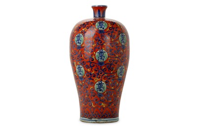 Lot 559 - A CHINESE BLUE AND WHITE CLOBBERED VASE,...