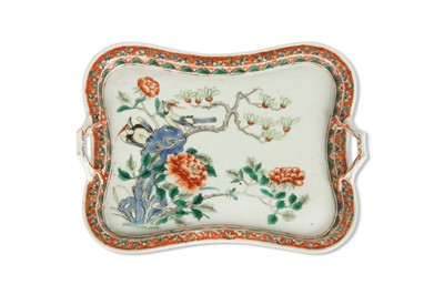 Lot 539 - A CHINESE FAMILLE VERTE RECTANGULAR TRAY. Qing...