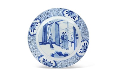 Lot 376 - A CHINESE BLUE AND WHITE FIGURATIVE DISH. Qing...