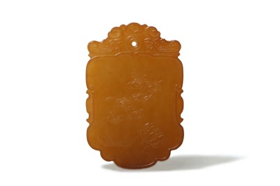 Lot 422 - A CHINESE AGATE 'FRUIT AND LINGZHI' PLAQUE....