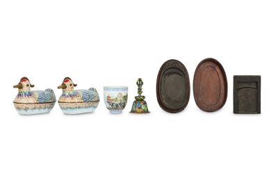 Lot 406 - A SMALL COLLECTION OF CHINESE ITEMS. Late Qing...