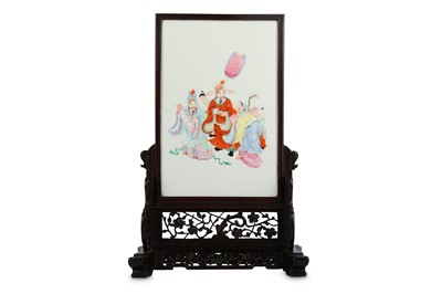 Lot 532 - A CHINESE FAMILLE ROSE AND HARDWOOD 'SAN XING...