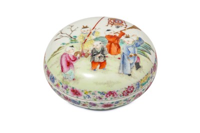 Lot 472 - A CHINESE FAMILLE ROSE CIRCULAR 'BOYS' BOX AND...