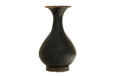 Lot 525 - A SMALL CHINESE BLACK-GLAZED BOTTLE VASE,...