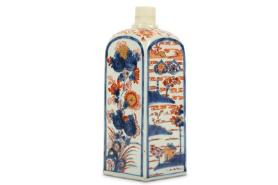 Lot 364 - A CHINESE IMARI SQUARE-SECTION FLASK. Qing...