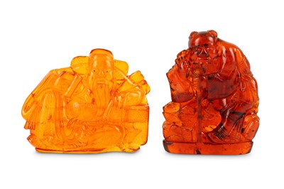 Lot 426 - TWO CHINESE AMBER CARVINGS OF SCHOLARS. Qing...