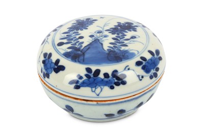 Lot 369 - A CHINESE BLUE AND WHITE CIRCULAR BOX AND...