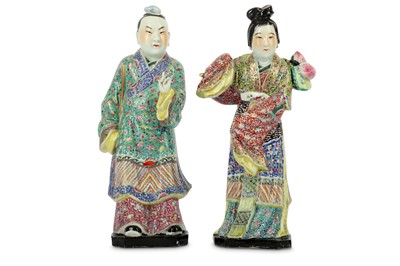 Lot 122 - A PAIR OF CHINESE FAMILLE ROSE FIGURES. Late...