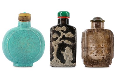 Lot 15 - THREE CHINESE SNUFF BOTTLES.