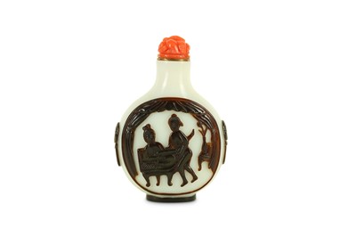 Lot 484 - A CHINESE BROWN-OVERLAY GLASS EROTIC SNUFF...