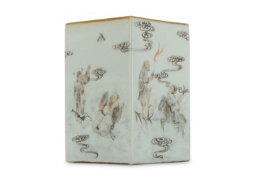 Lot 475 - A CHINESE EN-GRISAILLE DECORATED 'EIGHT...