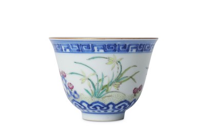 Lot 59 - A CHINESE FAMILLE ROSE UNDERGLAZE BLUE CUP....
