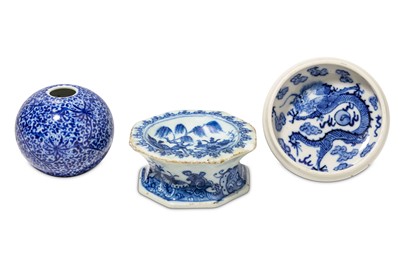 Lot 404 - A SMALL COLLECTION OF CHINESE BLUE AND WHITE...
