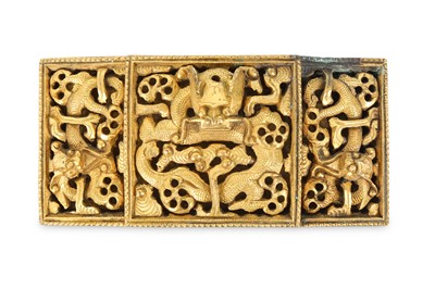 Lot 190 - A CHINESE GILT-BRONZE 'DRAGON' BELT BUCKLE....