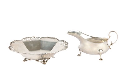 Lot 132 - A George VI sterling silver fruit bowl, London...