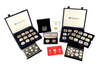 Lot 175 - A large group of commemorative coins, to...