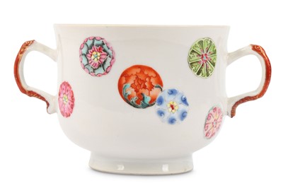 Lot 550 - A CHINESE FAMILLE ROSE ‘FLOWER BALLS’ SUGAR...