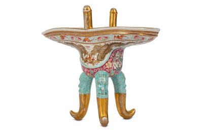 Lot 112 - A CHINESE FAMILLE ROSE ARCHAISTIC ‘DRAGONS’...
