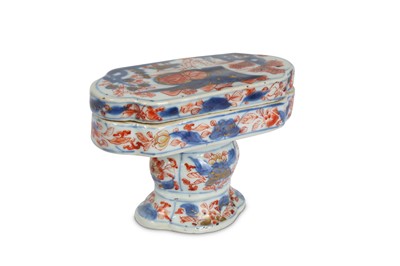 Lot 432 - A CHINESE IMARI MAKEUP BOX AND COVER. Qing...