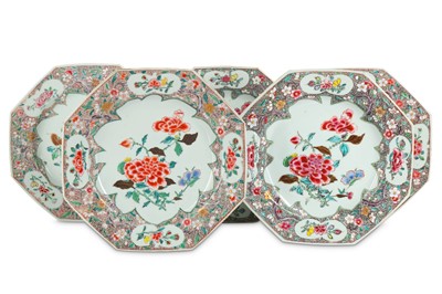 Lot 931 - A SET OF FIVE CHINESE FAMILLE ROSE OCTAGONAL...