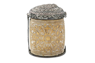 Lot 251 - λ A SMALL LIDDED IVORY BOX