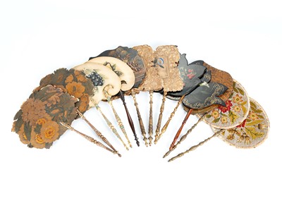 Lot 280 - A REGENCY CHINOISERIE LACQUERED FACE GUARD...