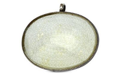 Lot 157 - A COMPOSITE GLASS AND QUARTZ PENDANT