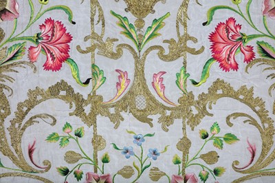 Lot 64 - A FINE 18TH CENTURY FRENCH SILK, GOLD AND...