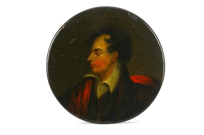 Lot 34 - A CIRCULAR PAPIER-MÂCHÉ SNUFF BOX WITH THE...