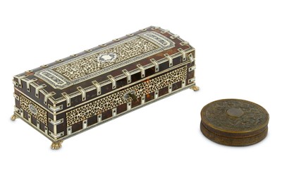 Lot 88 - A Chinese export pressed horn circular snuff...