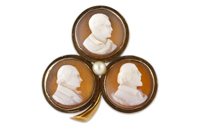 Lot 38 - A COMMEMORATIVE CARVED SHELL CAMEO BROOCH OF...