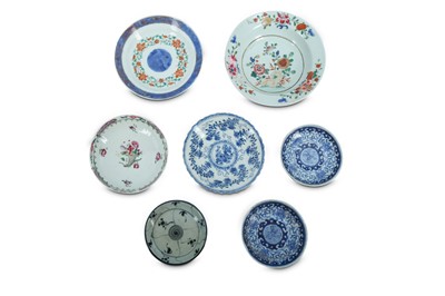 Lot 638 - A SMALL GROUP OF CHINESE SAUCERS.
