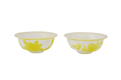 Lot 718 - A PAIR OF CHINESE YELLOW OVERLAY BEIJING GLASS BOWLS