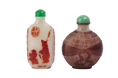 Lot 640 - TWO CHINESE PEKING OVERLAY GLASS SNUFF BOTTLES.