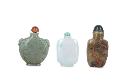 Lot 486 - THREE CHINESE HARDSTONE SNUFF BOTTLES.