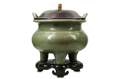 Lot 180 - A CHINESE LONGQUAN CELADON INCENSE BURNER.