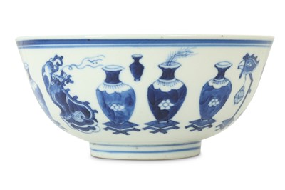 Lot 424 - A CHINESE BLUE AND WHITE 'HUNDRED VASES' BOWL.