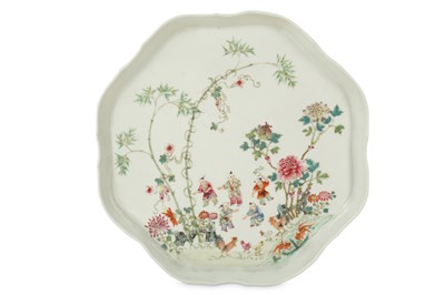 Lot 408 - A CHINESE FAMILLE ROSE TRAY.