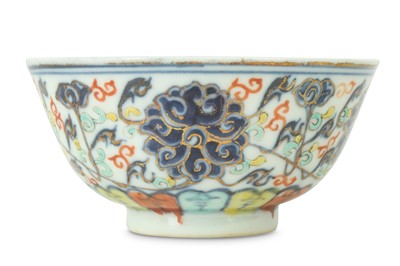 Lot 427 - A CHINESE WUCAI 'LOTUS' BOWL.