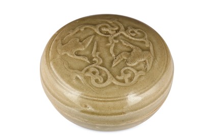 Lot 571 - A CHINESE YUEYAO CIRCULAR 'DUCKS' BOX AND COVER.