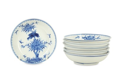 Lot 600 - A SET OF SIX CHINESE BLUE AND WHITE SAUCERS.