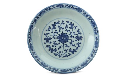Lot 560 - A CHINESE BLUE AND WHITE 'LOTUS' DISH.
